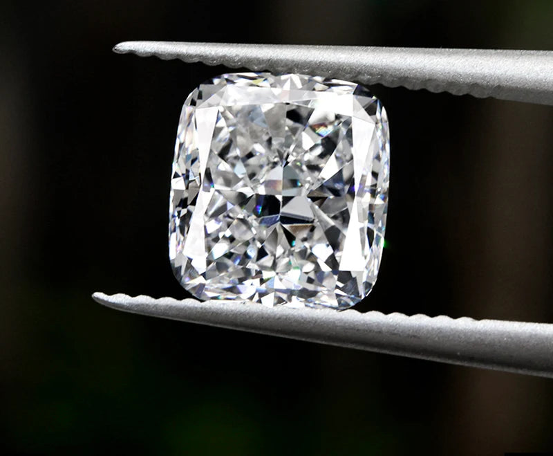 Cushion cut Lab grown diamonds including a GIA IGI certificate 
Colour: D E F 
Clarity: VVS
Sizes: 0.5ct 1ct
Cut: Excellent cut