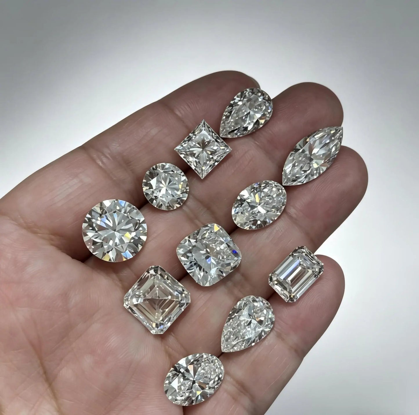 Pear cut Lab grown diamonds including a GIA IGI certificate 
Colour: D E F
Clarity: VS VVS
Sizes: 0.5ct 3ct
Cut: Excellent cut